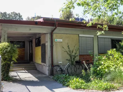 Ko bo občina z izbranim izvajalcem sklenila gradbeno pogodbo in uskladila terminski načrt dela, bodo na MOL odločili, kam začasno preseliti vrtčevske oddelke iz enote Karunova, ki jo bo izvajalec poru&scaron;il in nato zgradil nov objekt. Foto: Luka Cjuha