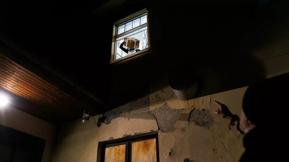 predstava Kje mi živimorežiser Bor RavbarSlovensko mladinsko gledali&scaron;čeFotografija: Matej Pov&scaron;e