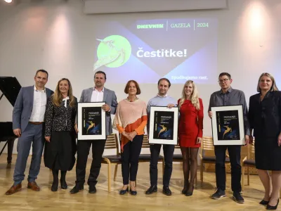 Z razglasitve gazele gorenjske regije (z leve): podžupan občine &Scaron;kofja Loka Robert Strah, direktorica občinske uprave &Scaron;kofja Loka &Scaron;pela Justin, direktor nominiranega podjetja KNT Jure Kokalj, direktorica GZS Regionalne zbornice Gorenjska Jadranka &Scaron;varc, direktor podjetja Caretronic, gazele gorenjske regije 2024, Andraž Krajnc, direktorica prodaje v Caretronicu Darja Perko, direktor nominiranega podjetja KOV Anže Mrak in predsednica organizacijskega odbora projekta Gazela Petra Golmajer Foto:&nbsp; Luka Cjuha