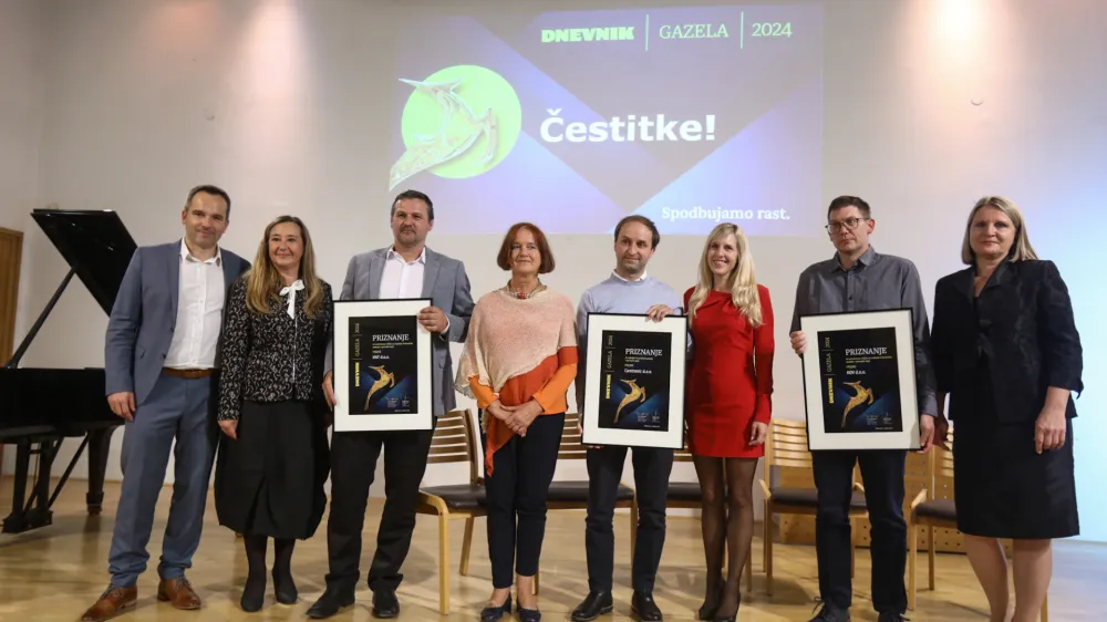 Z razglasitve gazele gorenjske regije (z leve): podžupan občine &Scaron;kofja Loka Robert Strah, direktorica občinske uprave &Scaron;kofja Loka &Scaron;pela Justin, direktor nominiranega podjetja KNT Jure Kokalj, direktorica GZS Regionalne zbornice Gorenjska Jadranka &Scaron;varc, direktor podjetja Caretronic, gazele gorenjske regije 2024, Andraž Krajnc, direktorica prodaje v Caretronicu Darja Perko, direktor nominiranega podjetja KOV Anže Mrak in predsednica organizacijskega odbora projekta Gazela Petra Golmajer Foto:&nbsp; Luka Cjuha