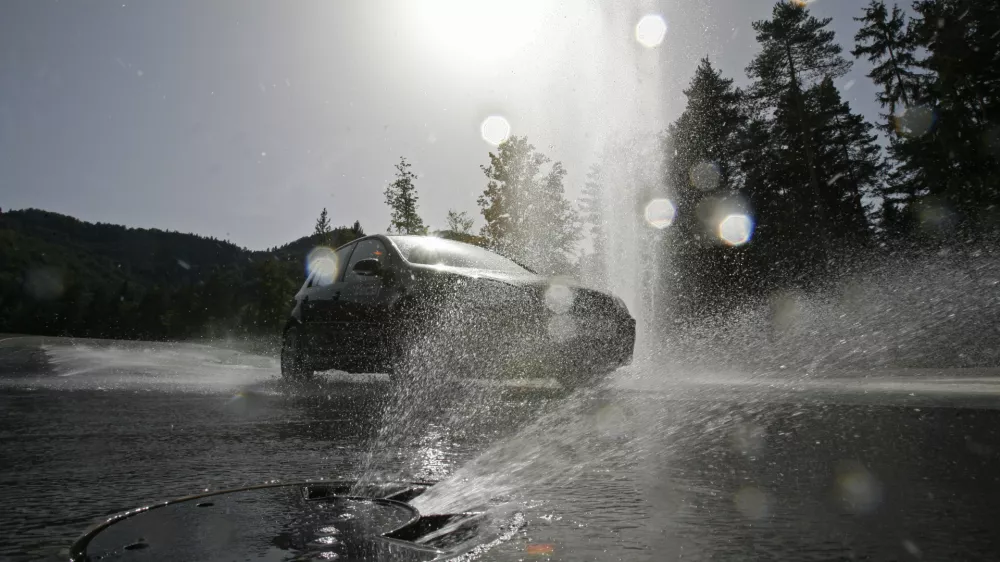 - AMZS Center varne vožnje - Poligon Vransko - prvi tehnolo&scaron;ko sodobno opremljen in po evropskih merilih zgrajen center varne vožnje na območju jugovzhodne Evrope, - poligon omogoča posebne programe vadbe, namenjen pa je &scaron;ir&scaron;emu krogu uporabnikov, ki želijo zbolj&scaron;ati prometne ve&scaron;čine. - Center se razprostira na 160.000 kvadratnih metrih. Približno 66.000 kvadratnih metrov je asfaltiranih povr&scaron;in, na njih je dva in pol kilometra stez in cest - dolžina 800 in &scaron;irina 200 metrov//FOTO: Matej Pov&scaron;eOPOMBA: ZA OBJAVO V ČASOPISU DNEVNIK