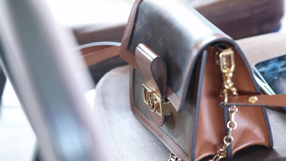 26.04.2024., Zagreb - Konferencija "Djeca u sportu - sampioni u zivotu" u organizaciji Ministarstva turizma i sporta Republike Hrvatske i Hrvatskog judo saveza. Skupocjena torbica bivse predsjednice Kolinde Grabar-Kitarovic. Photo: Emica Elvedji/PIXSELL