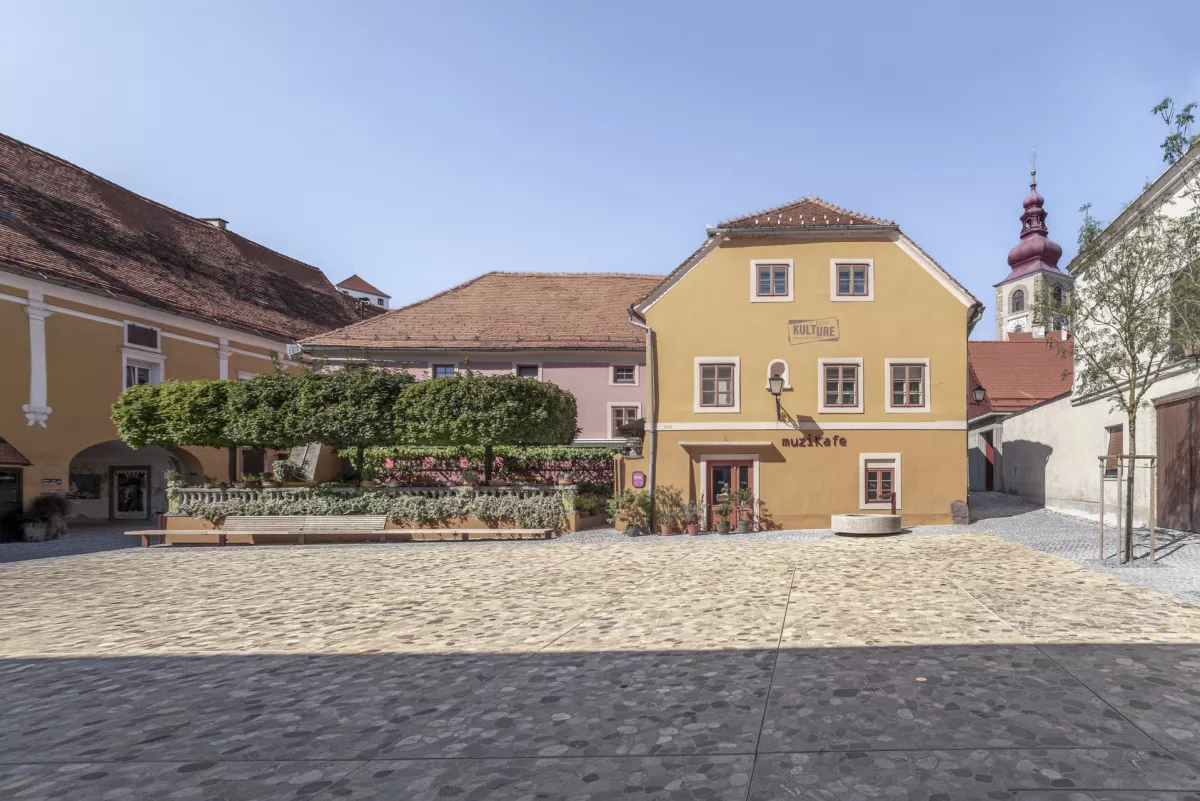 Z zlatim svinčnikom 2024 za odlično realizacijo je nagrajen projekt ureditve javnega prostora v zgodovinskem sredi&scaron;ču Ptuja, katerega avtorji prihajajo iz Studia Elementarna in Kolektiva Tektonika. Foto: arhiv ZAPS