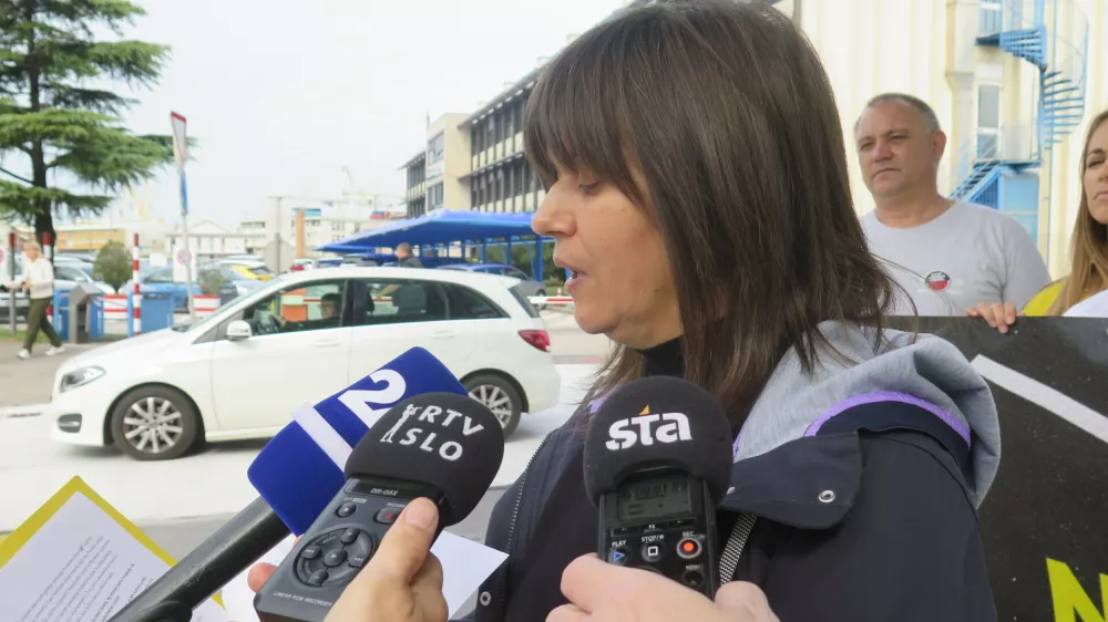 Koper, vhod v tovorno pristanisce.Novinarska konferenca Amnesty International Slovenija, na kateri so predstavili poziv slovenskim oblastem, naj preprecijo vplutje ladje Kathrin z eksplozivom za Izrael.Direktorica Amnesty International Slovenija Natasa Posel.