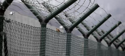 - ilustrativna fotografija - prostost - žična ograja - ptica - svoboda - zapor- Zavod za prestajanje kazni zapora Dob v Slovenski vasi pri Mirni na Dolenjskem 2013 - največji slovenski zapor - moški obsojenci prestajajo kazen daljšo od enega leta in pol do 30 let zaporne kazni - zaprti oddelek ima kapaciteto 233, polodprti 63, odprti pa 17 obsojencev//FOTO: Luka Cjuha