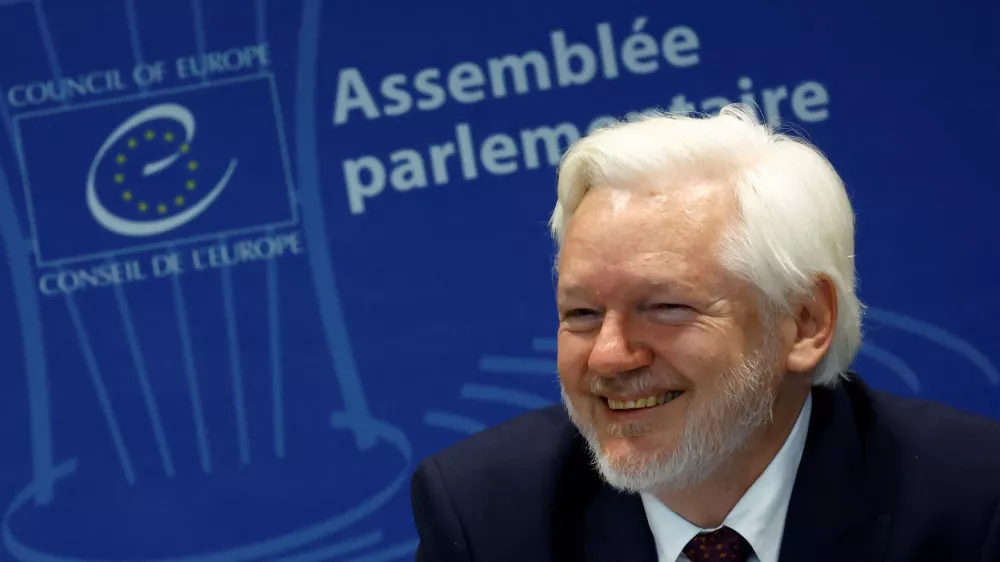 Ustanovitelj Wikileaksa med včeraj&scaron;njim prvim nastopom v javnosti po junijskem koncu dolgoletnega boja proti izročitvi ZDA v Veliki Britaniji. Foto:&nbsp;Reuters