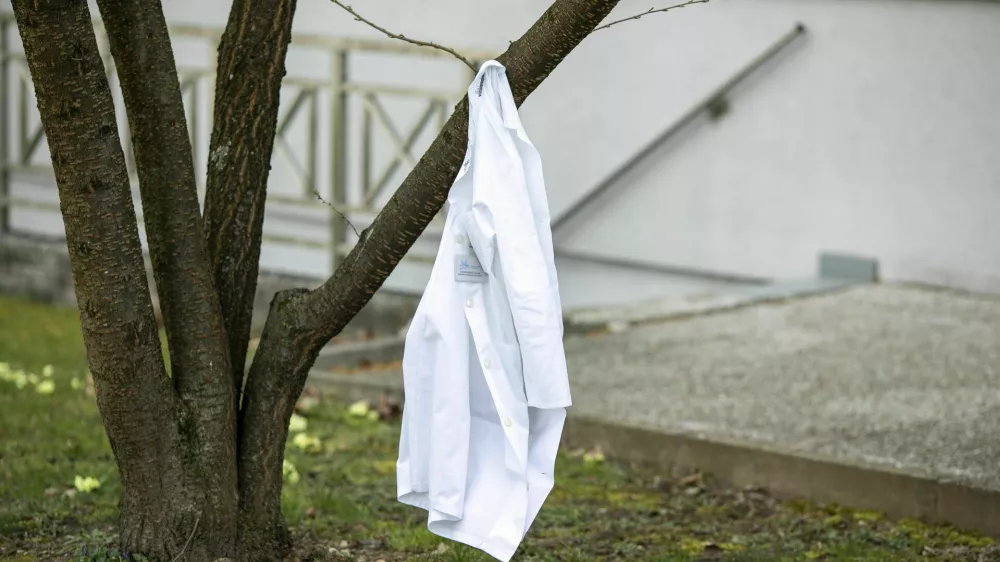 zdravstvo, zdravni&scaron;ka halja, zdravniki, zdravstveni dom / Foto: Matjaž Ru&scaron;t