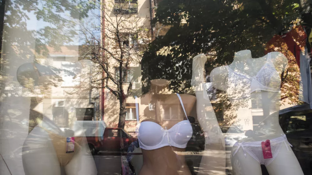 - 12.9 - 28.9.2014 - Simbolične fotografije - potovanje - Balkan, Makedonija, Skopje, žensko spodnje perilo  //FOTO: Jaka Gasar