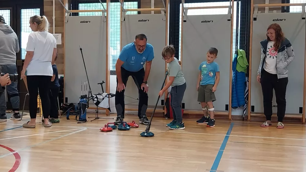 Gregor Verbinc, selektor reprezentance v curlingu je bil nad spretnostjo mladih igralcev navdu&scaron;en. F Vesna Levičnik