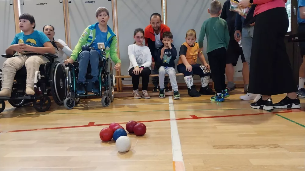 Natalie Fink&scaron;t je radovednim otrokom pokazala kako se igra boccia. F Vesna Levičnik