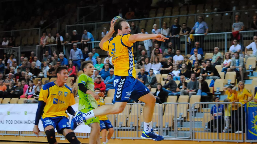 Med sredinim neurjem je voda ponovno pritekla na parket, zaradi česar so bili prisiljeni odpovedati prvenstveno tekmo rokometa&scaron;ev Kopra in Krke. Fotografija je simbolična. Foto:&nbsp;Tomaž Primožič/FPA