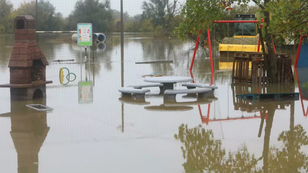 04.10.2024., Karlovac - Zbog visokog vodostaja rijeke Kupe koji je u 9 sati bio na 768 cm proglasene su izvanredne mjere od poplava. Photo: Kristina Stedul Fabac/PIXSELL