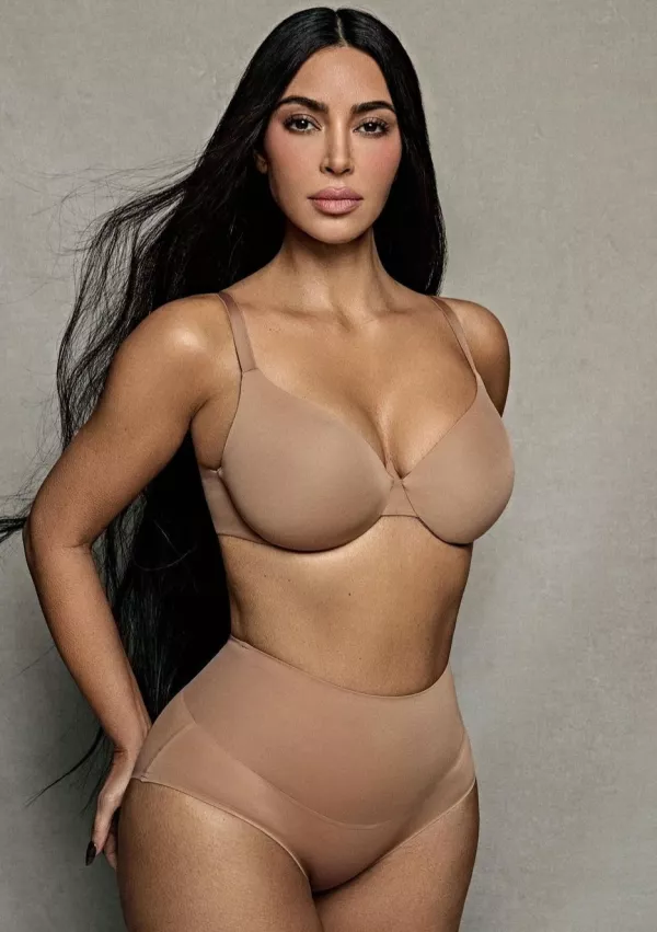 Postava z obalnimi, kot jih &scaron;e vedno reklamira Kim Kardashian je kot kaže pretellost. F Instagram 