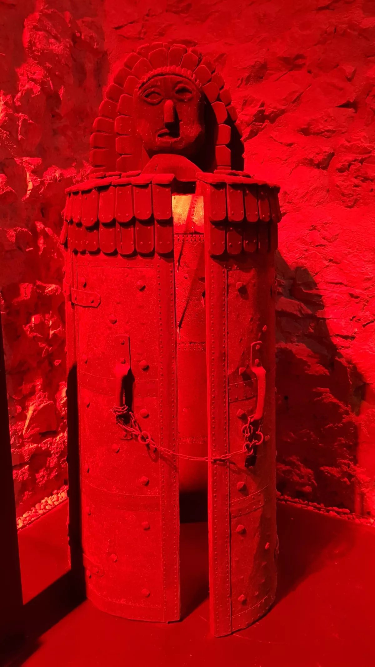 Ta predmet spominja na egipčanski sarkofag, le da vanj niso spo&scaron;tljivo polagali mrtvih, ampak žive. Potisnili so jih v te stoječe krste, kjer so jih čakali o&scaron;iljeni koli; delo so končala vrata, ravno tako polna konic.&nbsp;Foto: Tanja Lesničar - Pučko