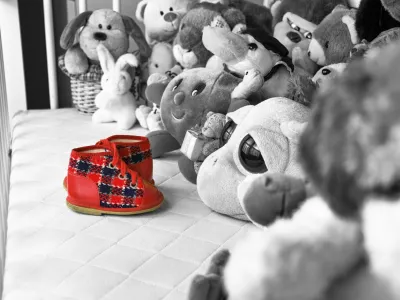 Otro&scaron;ki copatki v zibki v družbi pli&scaron;astih živali