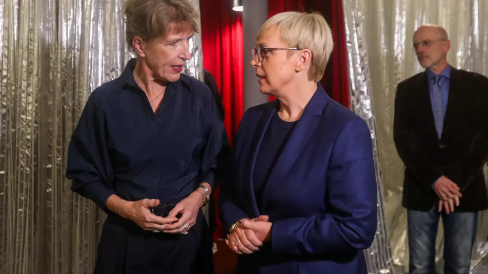 - Vesna Jurca Tadel, ravnateljica Dram SNG,- Nata&scaron;a Pirc Musar, Predsednica RS,- 04.10.2024. - Premiera uprizoritve Povi&scaron;ica Georgesa Pereca v režiji Anđelke Nikolić; v novih začasnih prostorih SNG Drama Ljubljana, Mala Drama.//FOTO: Bojan Velikonja