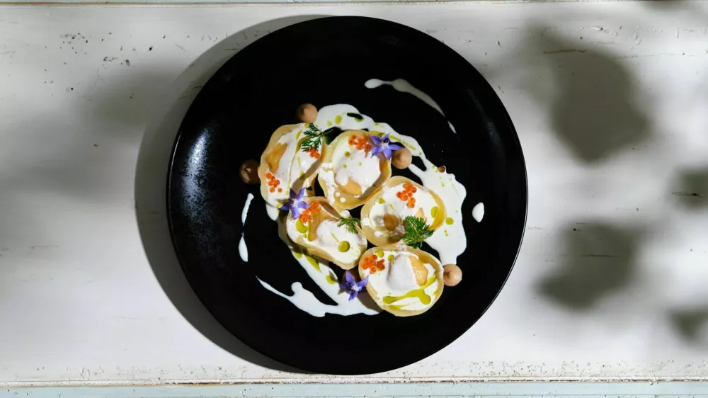 Vrhunsko kulinarično ponudbo dopolnjuje tako imenovana hrana za du&scaron;o, tudi ravioli in telečja ličnica. F Suzan Gabrijan