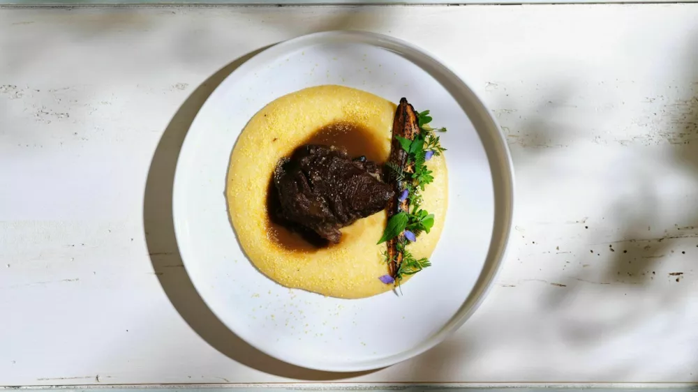 Vrhunsko kulinarično ponudbo dopolnjuje tako imenovana hrana za du&scaron;o, tudi ravioli in telečja ličnica. F Suzan Gabrijan