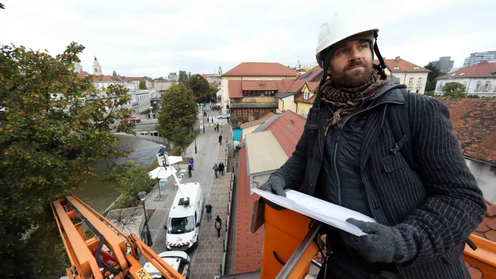 Tudi letos so okra&scaron;evanje zaupali fotografu in strokovnjaku na področju oblikovanja svetlobe Urbanu Modicu, ki je za temo leto&scaron;nje okrasitve izbral veselje življenja. Foto: Tomaž Skale