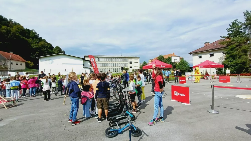 Različne trajnostne oblike prevoza so bile rdeča nit tudi na nedavnem dogodku Križi&scaron;če mikromobilnosti, ki so ga priredili na zunanjem &scaron;olskem igri&scaron;ču. Foto:&nbsp;Tina Jereb