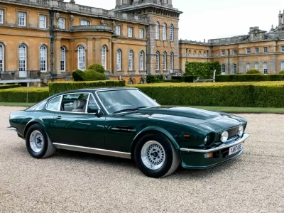 Aston martin vantage je leta 1977, ko je začel prodajno pot, veljal za prvi britanski superavto. &Scaron;e danes je iskan, njegove cene pa dosegajo od sto do 200 dolarskih tisočakov. Foto: Reuters