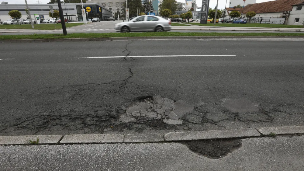 07.10.2024 - Zalo&scaron;ka cesta v slabem stanju - luknje na cesti - FOTO: Luka Cjuha