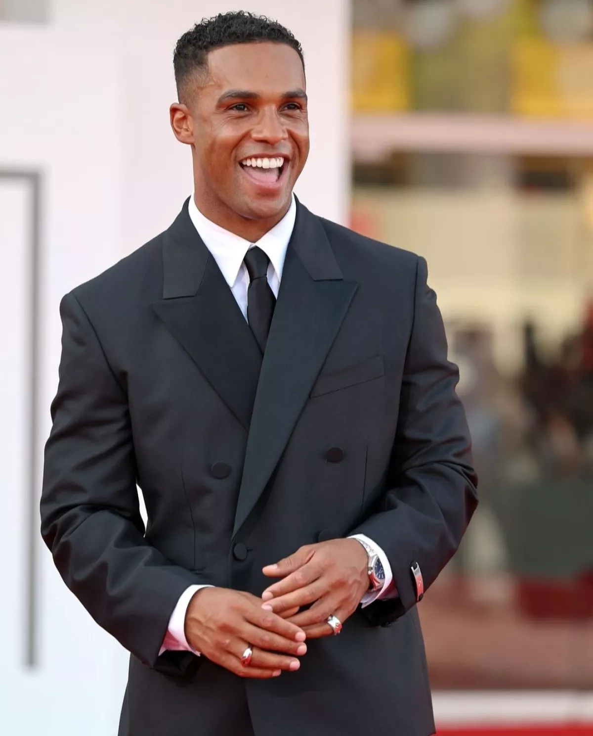 Lucien Laviscount, igralec, ki je igral Alfieja v uspe&scaron;nici Emily v Parizu