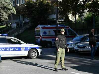 Kosto K., ki je lani na osnovni &scaron;oli izvedel strelski pokol, so na sodi&scaron;če iz psihiatrične klinike za otroke pripeljali v re&scaron;ilcu in spremstvu policije. 