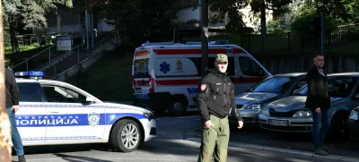 Kosto K., ki je lani na osnovni šoli izvedel strelski pokol, so na sodišče iz psihiatrične klinike za otroke pripeljali v rešilcu in spremstvu policije. 