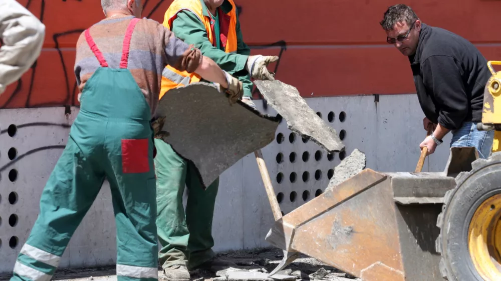 - ilustrativna fotografija - pokojninska reforma - delavec gradbi&scaron;če - fizično delo//FOTO: Luka Cjuha