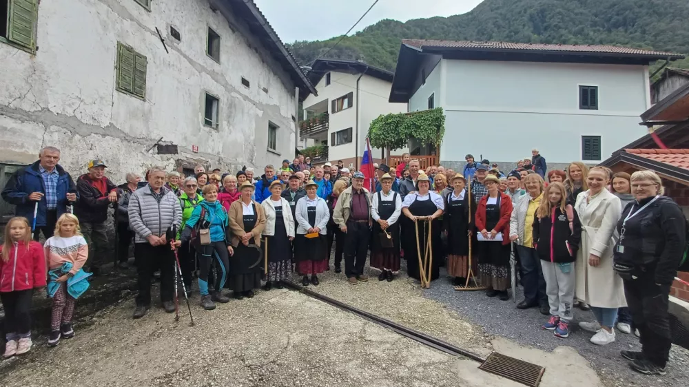 Ba&scaron;ka grapa, Grahovo ob Bači, Koritnica, tematska pot Na svoji zemlji, lokacije snemanja filma Na svoji zemlji leta 1947 in 1948 / Foto: Nata&scaron;a Bucik Ozebek