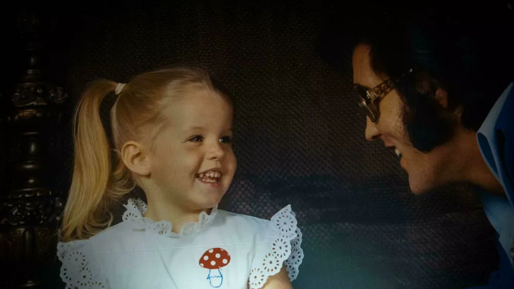 Družinska fotografija Elvisa z njegovo hčerko Liso Marie Presley, ko je bila ta &scaron;e majhna deklica. F Reuters