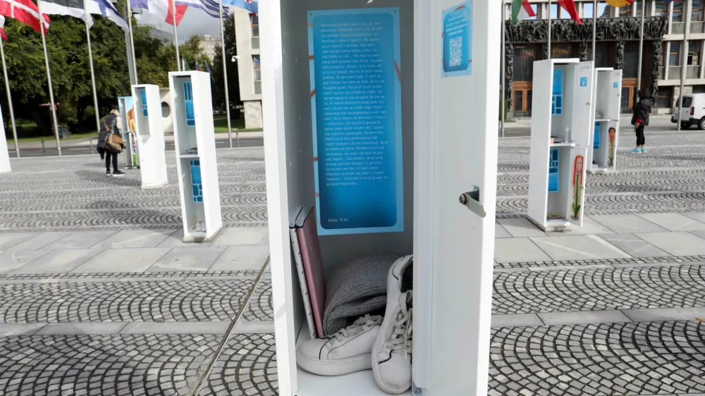 09.10.2024 - UNICEF Slovenija na Trgu republike v Ljubljani odprl 90 Stisk iz omaric &ndash; 90 resničnih anonimnih zgodb o stiskah otrok in mladih iz Slovenije.Foto: Tomaž Skale