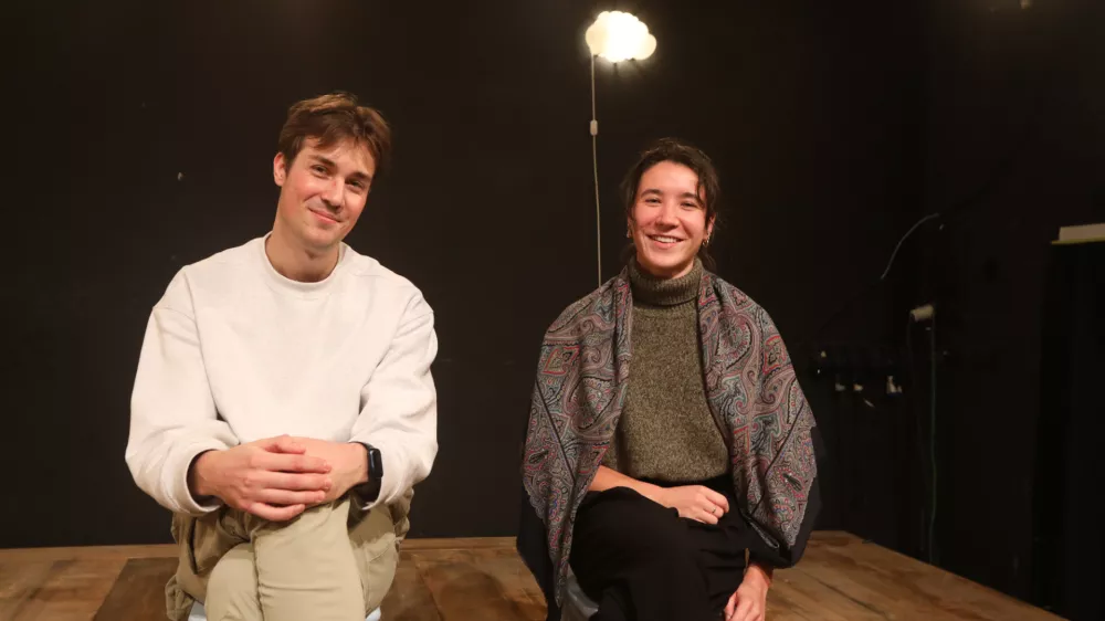 09.10.2024. - režiser Žiga Hren in dramaturginja Iva &Scaron;. Slosar pred premiero predstave Balada o trobenti in oblaku v Mini teatru. Foto: Bojan Velikonja