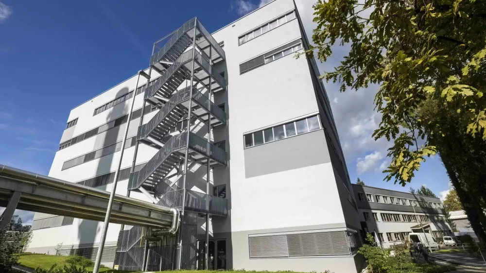 Po načrtih naj bi v Krki letos za naložbe namenili 150 milijonov evrov. Na fotografiji je nov objekt, v katerem so dodatni mikrobiolo&scaron;ki laboratoriji. Foto: STA