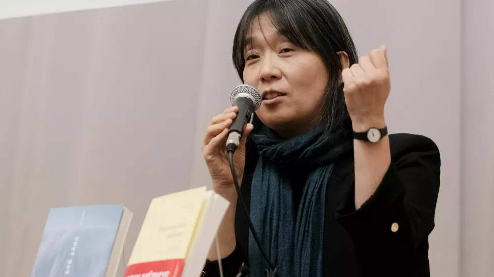 53-letno Han Kang so do leta 2016 poznali samo v njeni domovini. Svetovni literarni preboj ji je uspel, ko je z Bookerjevo nagrado za najbolj&scaron;i prevedeni roman postala literarna senzacija. Foto: Reuters
