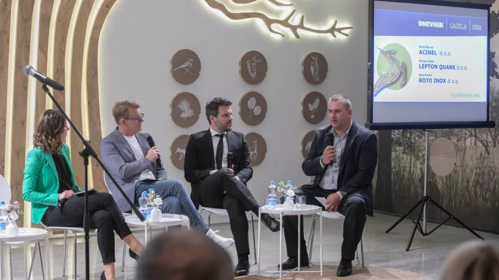 Voditeljica, Anti&scaron;a Korljan, ROTO INOX direktor Blaž Pav&scaron;ič in LEPTON QUARK - direktor MARJAN ZIDAR 10.10.2024 - 24. Slovenska GAZELA 2024 &ndash; Sežana - regijski izbor najbolj&scaron;ih najhitreje rastočih podjetij &ndash; razglasitev Primorsko notranjske regije. Primorsko notranjska gazela  FOTO: Luka Cjuha