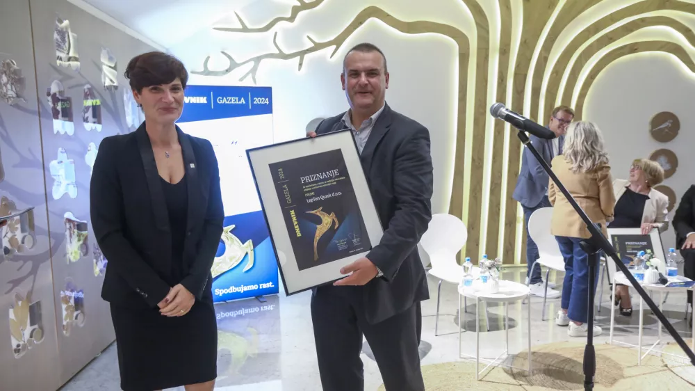 Brigito Habjan &Scaron;tolfa, direktorico Severnoprimorske gospodarske zbornice in LEPTON QUARK - direktor MARJAN ZIDAR 10.10.2024 - 24. Slovenska GAZELA 2024 &ndash; Sežana - regijski izbor najbolj&scaron;ih najhitreje rastočih podjetij &ndash; razglasitev Primorsko notranjske regije. Primorsko notranjska gazela  FOTO: Luka Cjuha