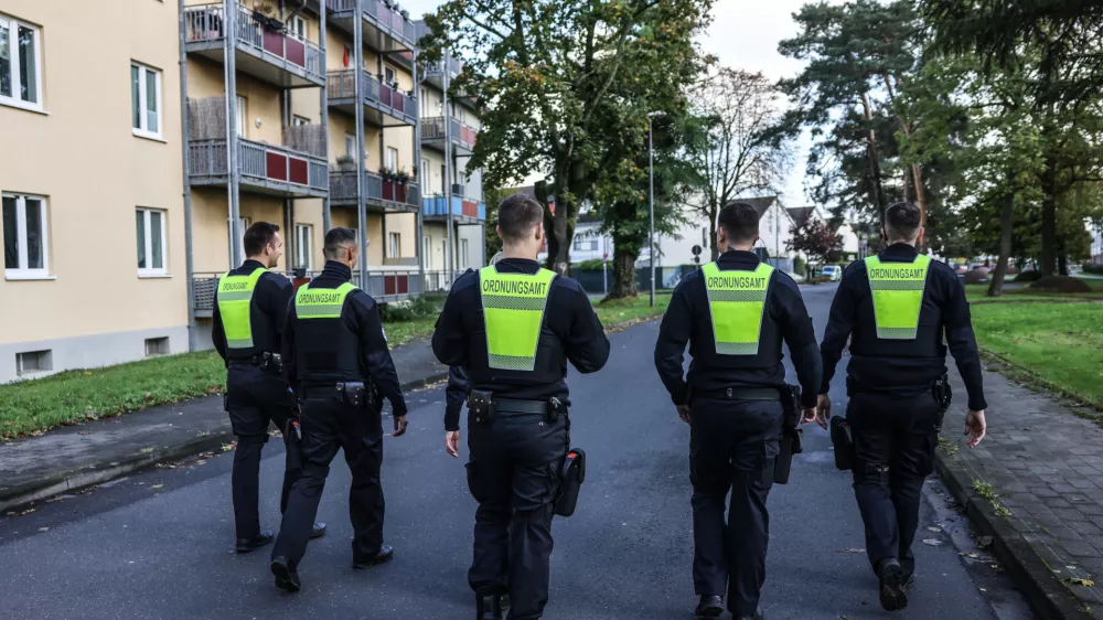 11 October 2024, North Rhine-Westphalia, Cologne: Employees of the public order office walk through the Merheim district to check. Around 6,400 residents will have to leave their homes. According to the city, it is the most extensive evacuation of this kind in Cologne since 1945. Photo: Oliver Berg/dpa