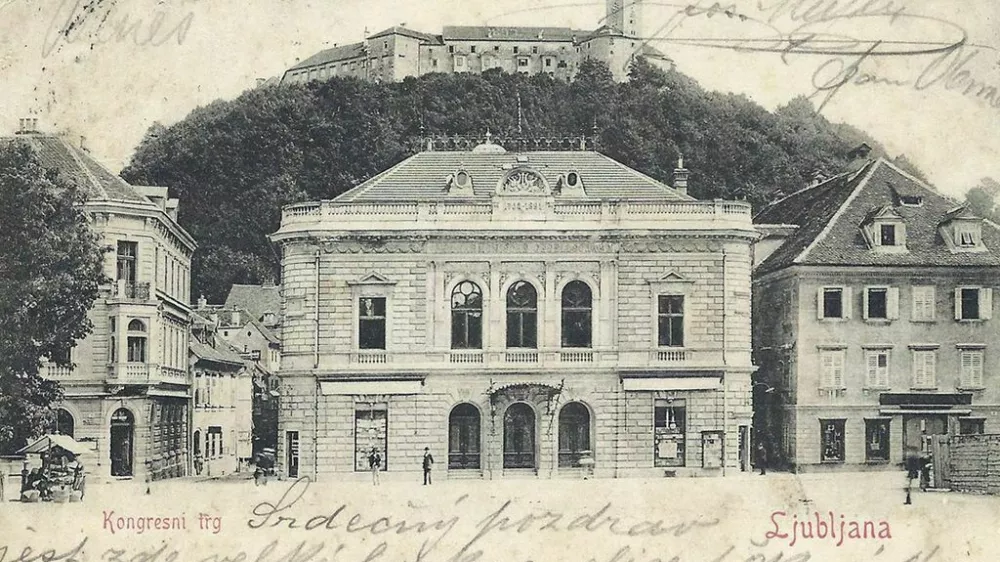 Starinska razglednica s podobo stavbe SLovenske filharmonije in z Ljubljanskim gradom na gričku v ozadju F arhiv Dnevnika / Foto: Arhiv Dnevnika