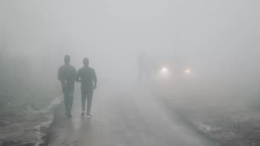 V razmerah slab&scaron;e vidljivosti moramo kot pe&scaron;ci vselej poskrbeti za to, da smo dovolj vidni. / Foto: Istock