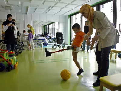 - OTROCI IZ GAZE 2009 - žrtve izraelske agresije na Gazo na rehabilitaciji v Sloveniji na In&scaron;titutu RS za rehabilitacijo Soča///FOTO: Tomaž SkaleOPOMBA: ZA OBJAVO V PRILOGI &ndash; DNEVNIKOV OBJEKTIV - REPORTAŽA