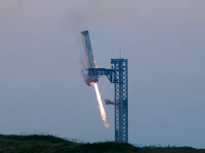 SpaceX's Super Heavy booster lands during SpaceX Starship's fifth flight test, in Boca Chica, Texas, U.S., October 13, 2024. REUTERS/Kaylee Greenlee Bea  REFILE - CORRECTING INFORMATION FROM "LIFTS OFF" TO " LANDS" AND "STARSHIP" TO "SUPER HEAVY BOOSTER