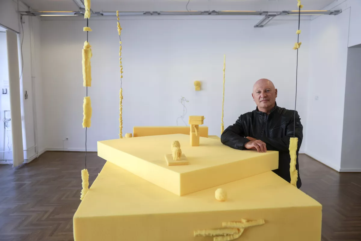 Kustos Sarival Sosič: Človek iz renesanse bi to skulpturo morda razumel kot kak&scaron;en tempeljski element, dokler ga ne bi začudil material, pena. Foto: Jaka Gasar