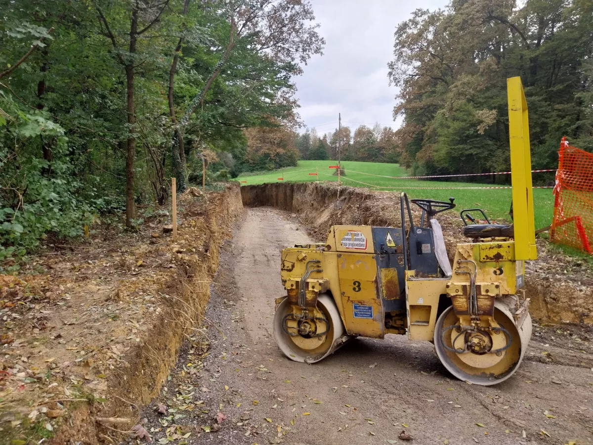 Pot spominov in tovari&scaron;tva - PST - gradnja pri stopni&scaron;ču med Cesto na Vrhovce in Grbo