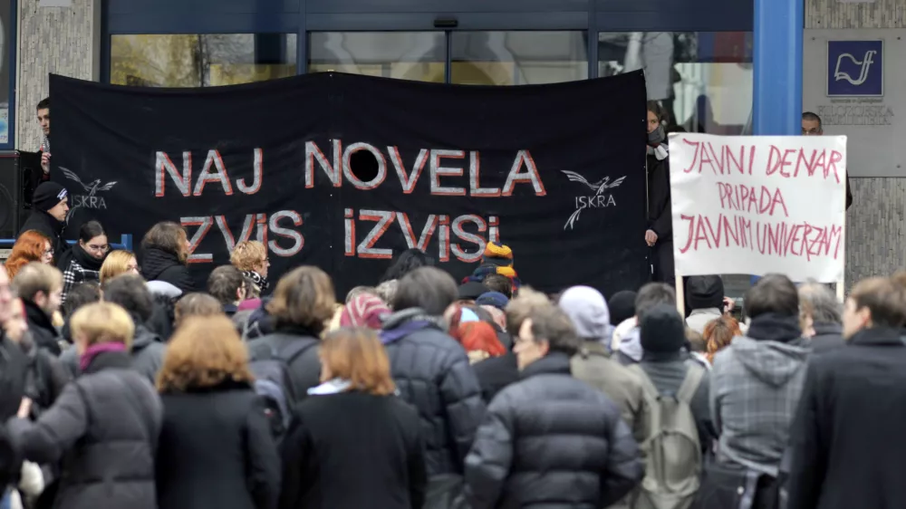 - ilustrativna fotografijavisoko &scaron;olstvo, varčevalni ukrepi, rezi, novela ZViS, reforme, transparent, plakat, javno &scaron;olstvo, univerza-- Filozofska fakulteta UL - protest profesorjev in &scaron;tudentov proti finančnim rezom - izrazili nestrinjanje zaradi zmanj&scaron;anja proračunskih sredstev javnemu visokemu &scaron;olstvu -//FOTO: Tomaž Zajel&scaron;nik