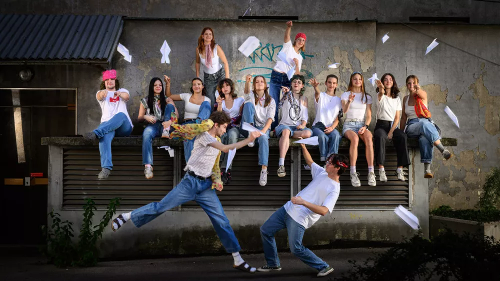 Deveto Kinotripovo generacijo sestavljajo Nadja Alymova, Alina Boehm, Alja Budin, Hana Gramc, Manca Jovandić, Nastja Klemenčič, Ga&scaron;per Macedoni, Gaja Mihačič, Tanja Moe, Ma&scaron;a Mramor, Mark Antonij Novak, &Scaron;pela Rotar, Iva Pika Sirk, Tja&scaron;a &Scaron;tern, Lenart Zalar Schroers. Foto: Kinodvor