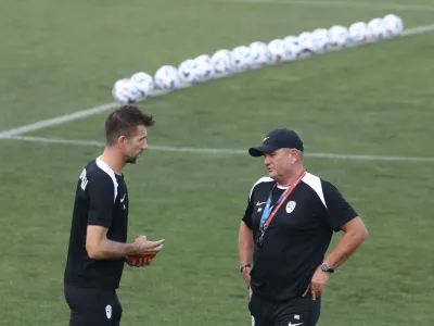 Bo&scaron;tjan Cesar in selektor Matjaž Kek02.09.2024 - trening reprezentance Slovenije v okviru priprav za bližnji tekmi lige narodov proti Avstriji in Kazahstanu. NZS reprezentancaFOTO: Luka Cjuha