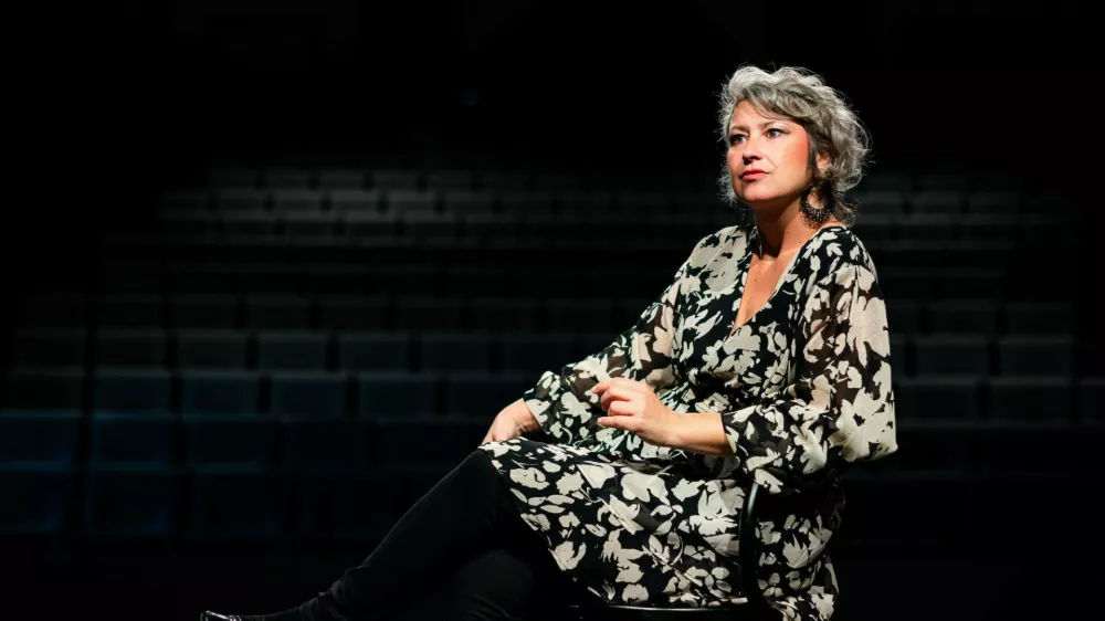 Sa&scaron;ka Strnad, avtorica in režiserka

Vključevanje v gledali&scaron;ke predstave je ključni korak k večji družbeni sprejetosti, saj kulturni dogodki spodbujajo povezovanje, medsebojno sodelovanje ter zmanj&scaron;ujejo družbeno izoliranost slepih in slabovidnih.&nbsp;Foto: Vesna Levičnik