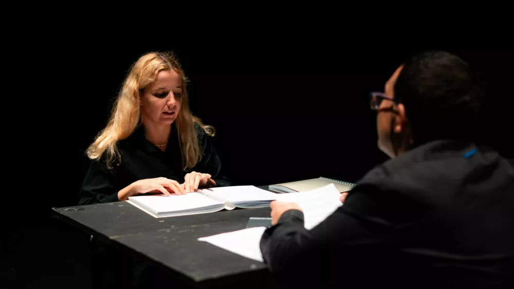 Bralna uprizoritev Remi, za katero je prolog napisal Srečko Kermavner, v glavnih vlogah pa sta zaigrala Anja Detiček kot Rozi in Luka Pavlin kot Frenk, ponuja edinstveno gledali&scaron;ko izku&scaron;njo. Foto: &Scaron;entjakobsko gledali&scaron;če